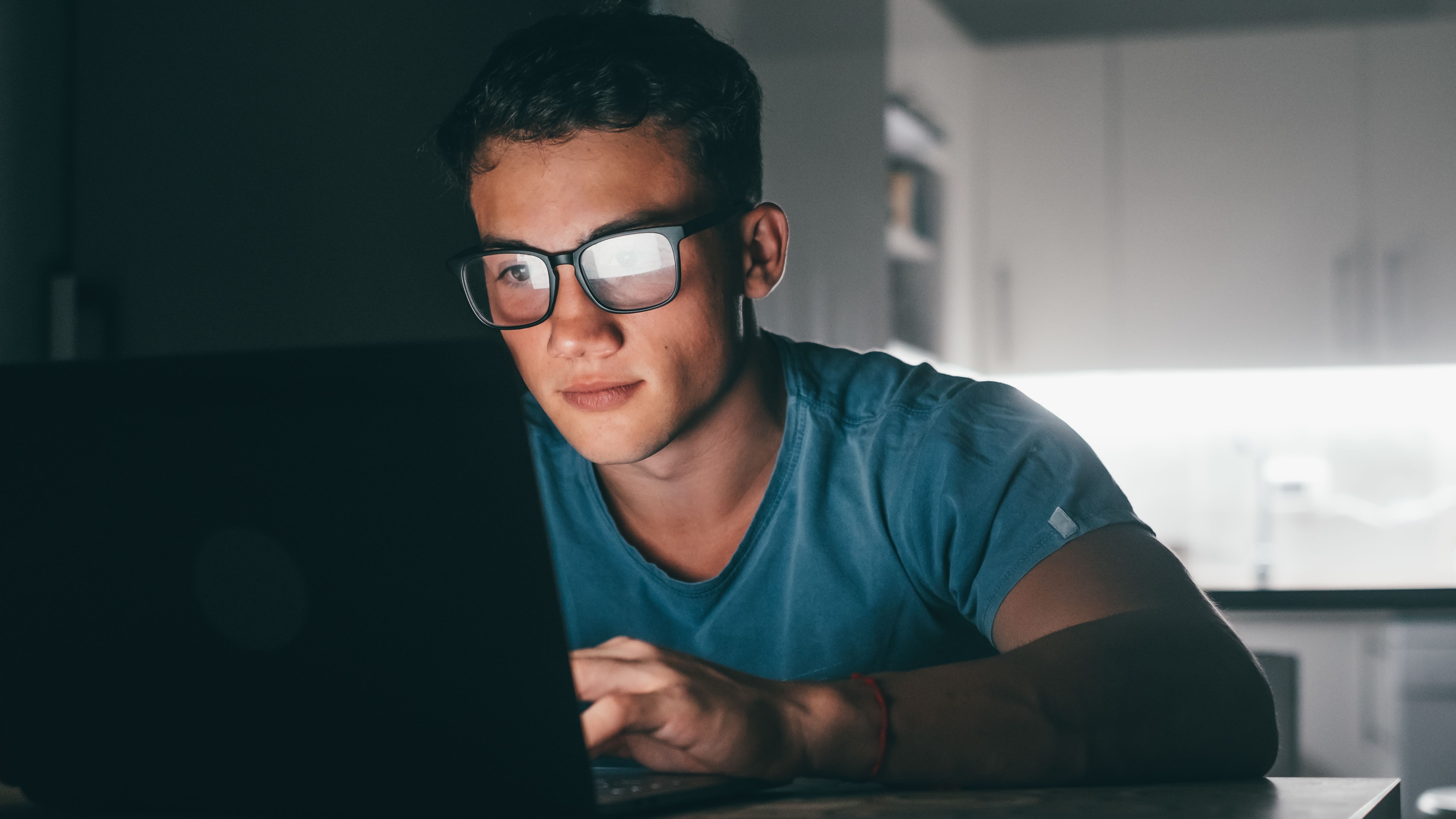 Criptomonede vs. acțiuni: în ce să investești