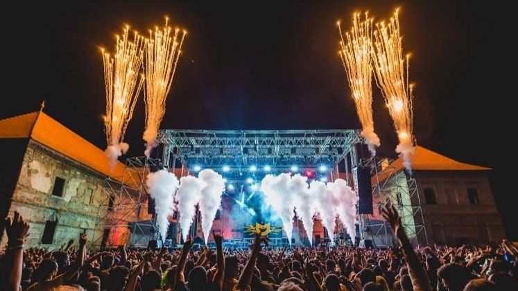 33.000 de oameni in a treia zi de Electric Castle, in pofida ploii abundente