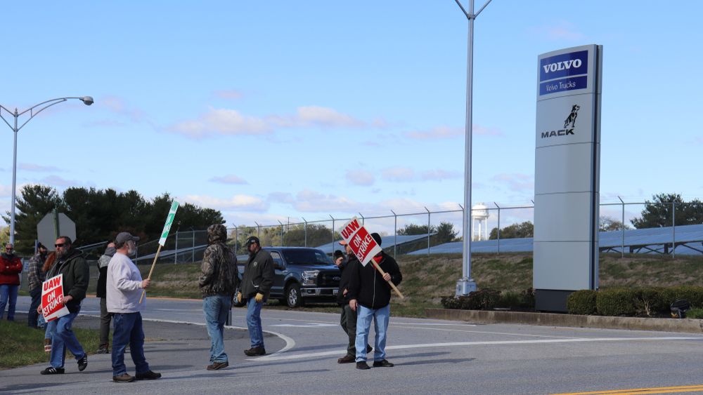 Tarifele lui Trump lasă americanii pe drumuri: Volvo concediază 800 de persoane