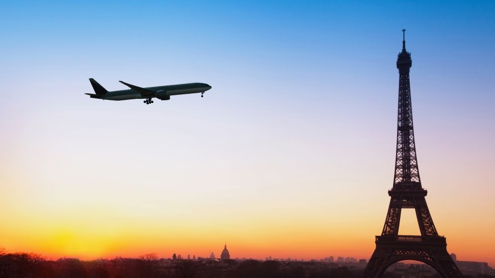 Franta va introduce o ecotaxa pe biletele de avion si vrea sa convinga si alte state europene sa taxeze mai mult calatoriile cu avionul