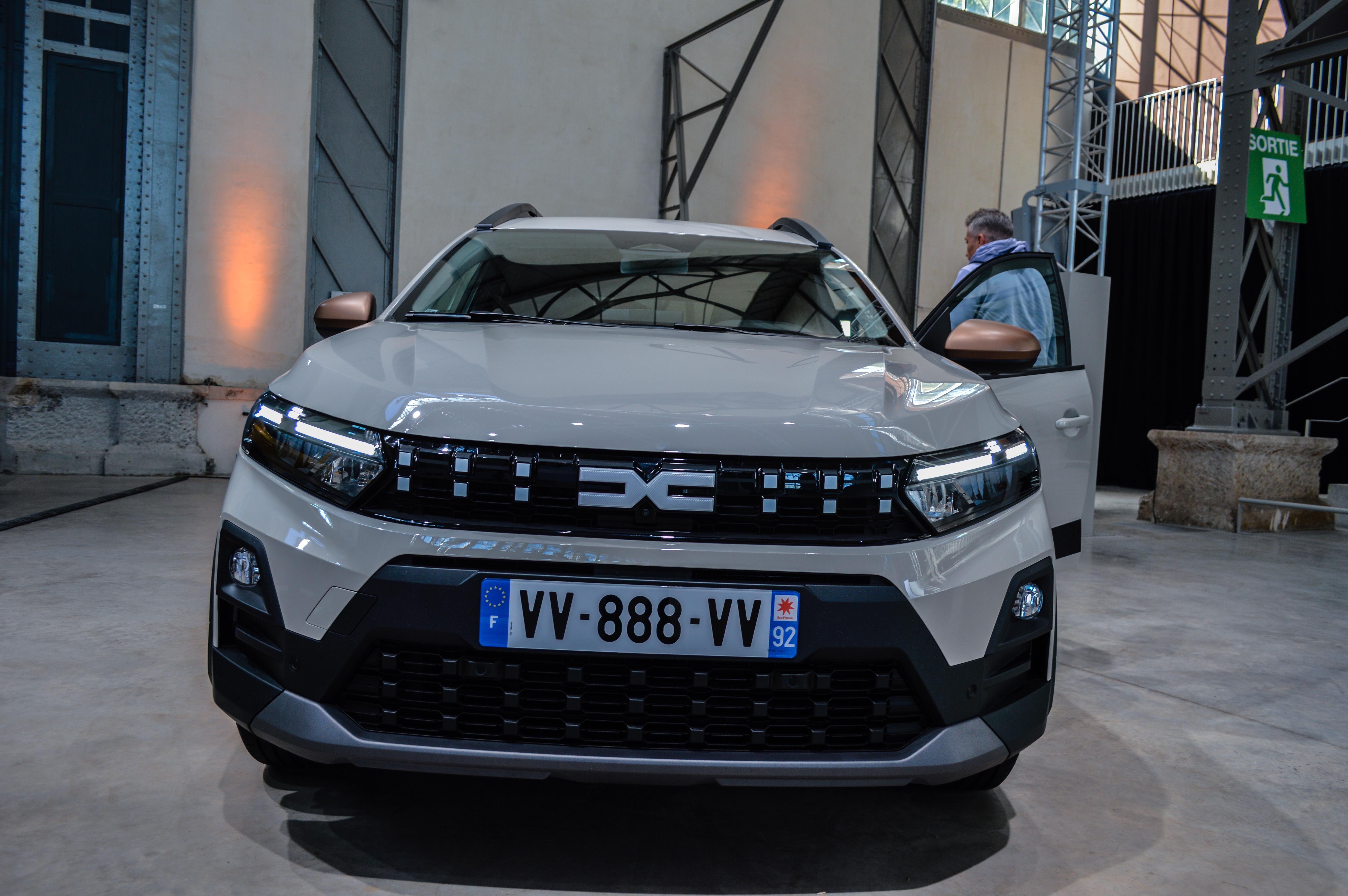 FOTO | Dacia aduce noutăți în bloc pentru toate modelele. Ce este nou la Sandero, Logan, Spring și Jogger și ce se schimbă la Duster și Bigster - Poza 27