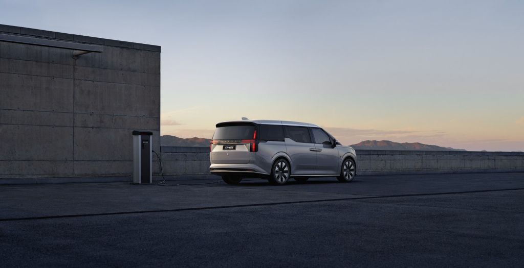 GALERIE FOTO | Cum arată primul monovolum Volvo din istorie - Imagine 13