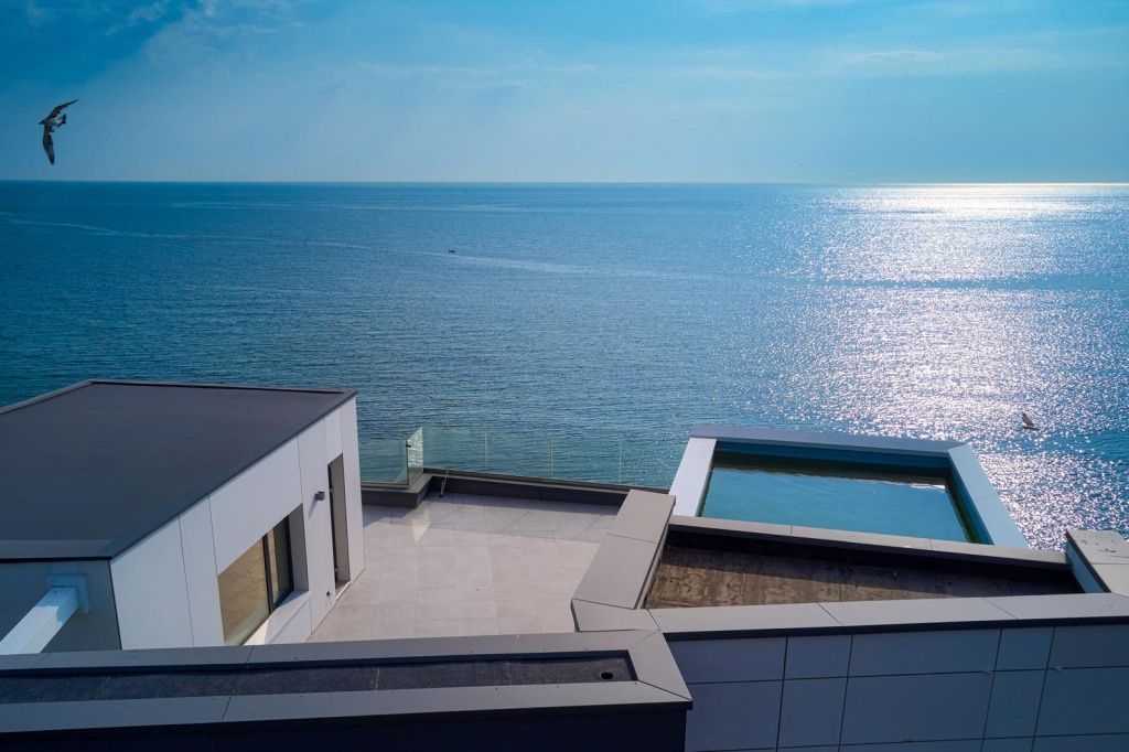Cum arăta un penthouse de peste 1 milion de euro amplasat pe malul mării la Olimp - Imagine 13