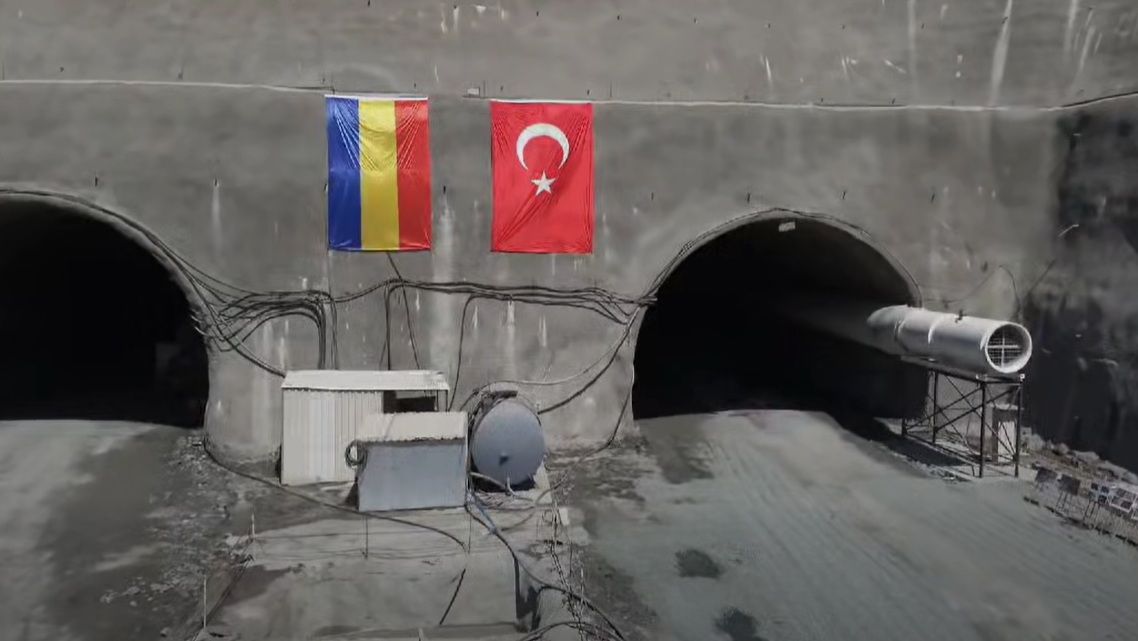 Etapă importantă pe secțiunea de pe Valea Oltului a Autostrăzii Sibiu-Pitești: A fost străpuns un sens al tunelului Robești
