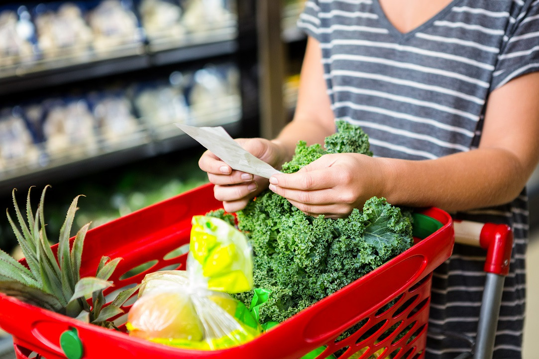 Românii taie din cumpărături, iar discounterii câștigă teren: piața FMCG încetinește puternic în 2026