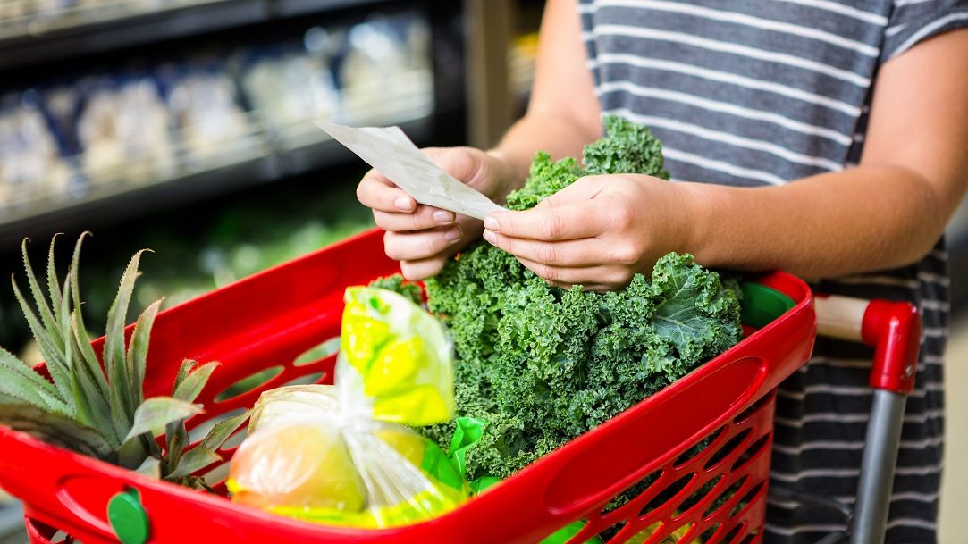 Românii taie din cumpărături, iar discounterii câștigă teren: piața FMCG încetinește puternic în 2026