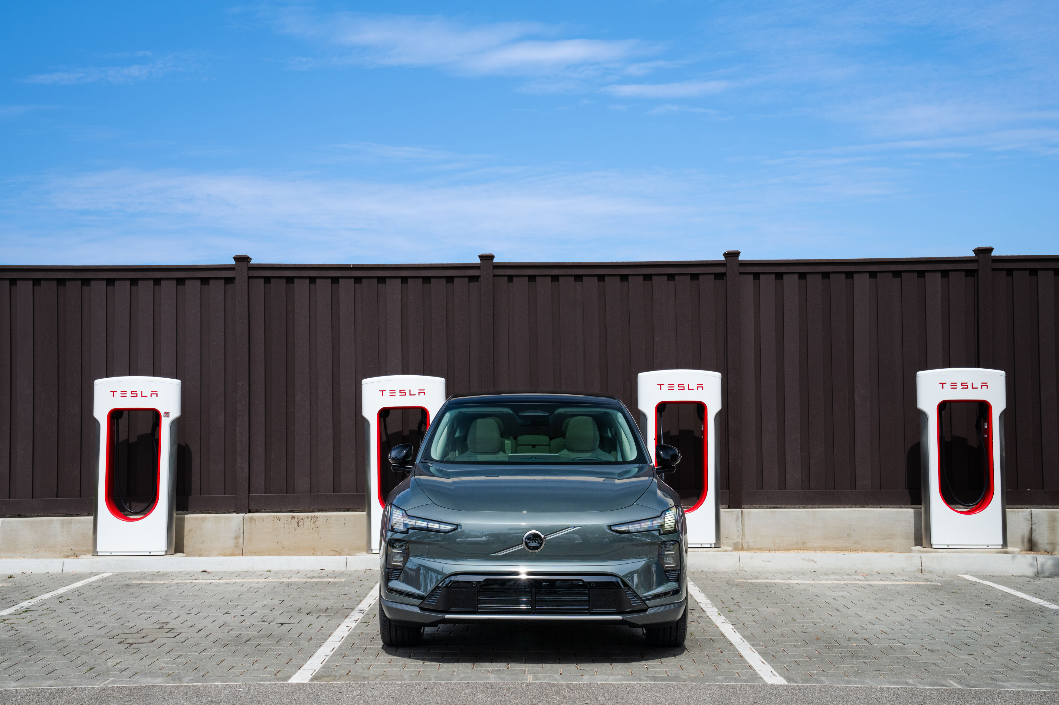 Analiză: Scădere de aproape 30% a înmatriculărilor de mașini electrice în august. Ce se întâmplă pe piața auto din România