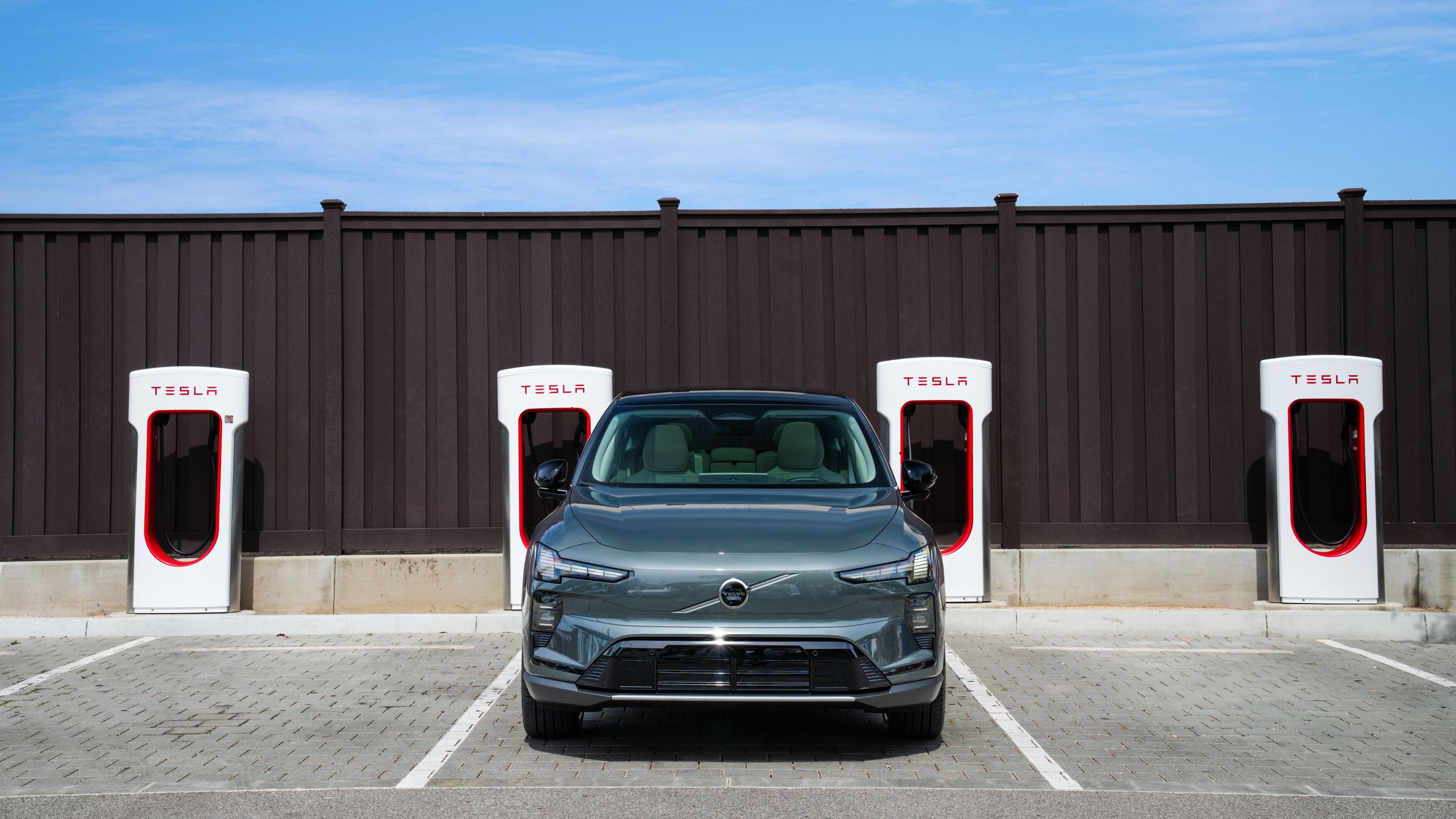 Analiză: Scădere de aproape 30% a înmatriculărilor de mașini electrice în august. Ce se întâmplă pe piața auto din România
