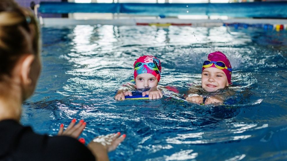 Cursuri de inițiere înot pentru copii. Cât costă și unde poți merge în București