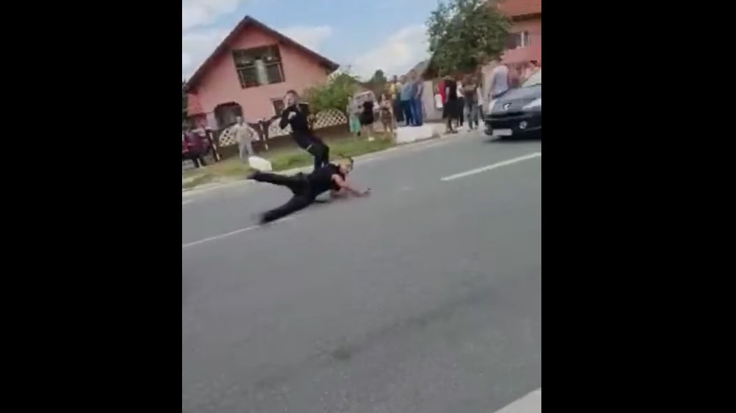 Mai mulți polițiști au fost atacați de un bărbat cu o bâtă. Forțele de ordine se plâng că se întâmplă zilnic