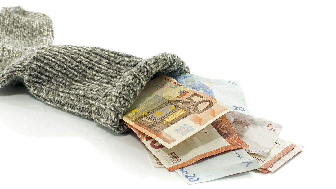 Ce ar face românii cu 350 lei economisiți? Câți dintre ei i-ar pune ”la ciorap”