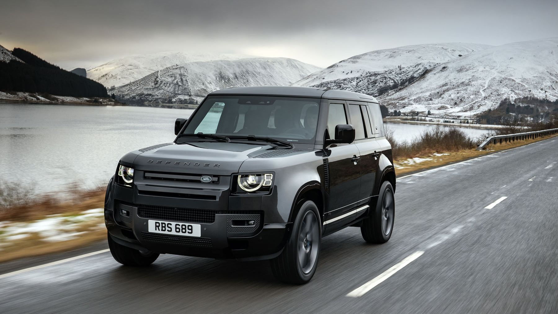 Land Rover prezintă Defender V8 și Defender V8 Carpathian Edition