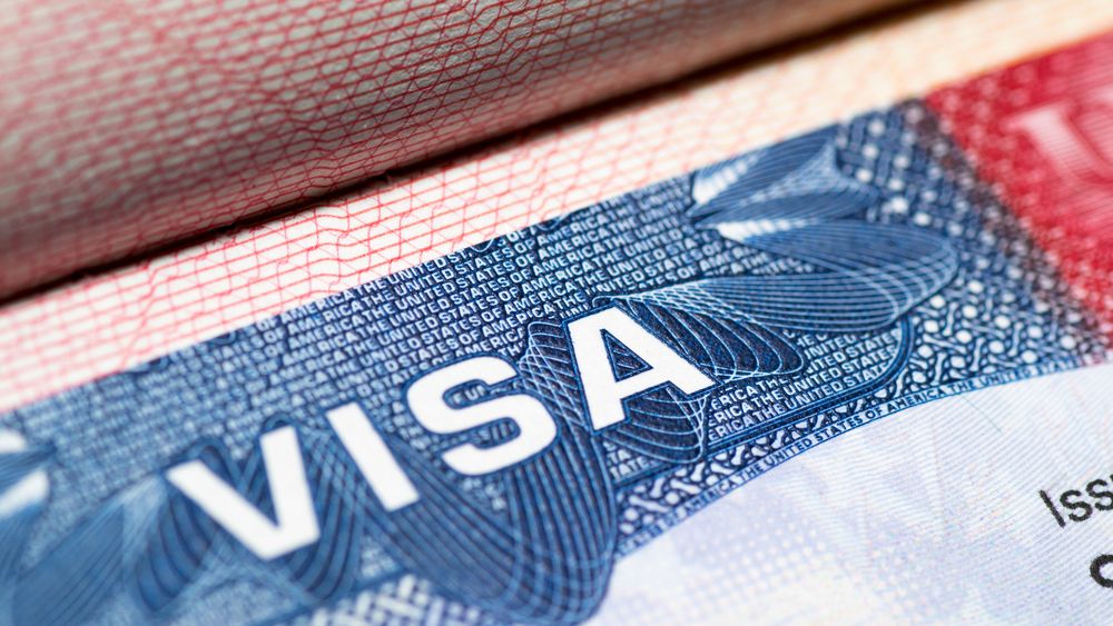 Premierul Ciolacu promite că scăpăm de vizele pentru SUA în 2025. Ambasadorul american nu e la fel de sigur