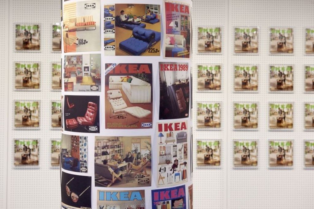 Imagine cu mai multe cataloage IKEA.