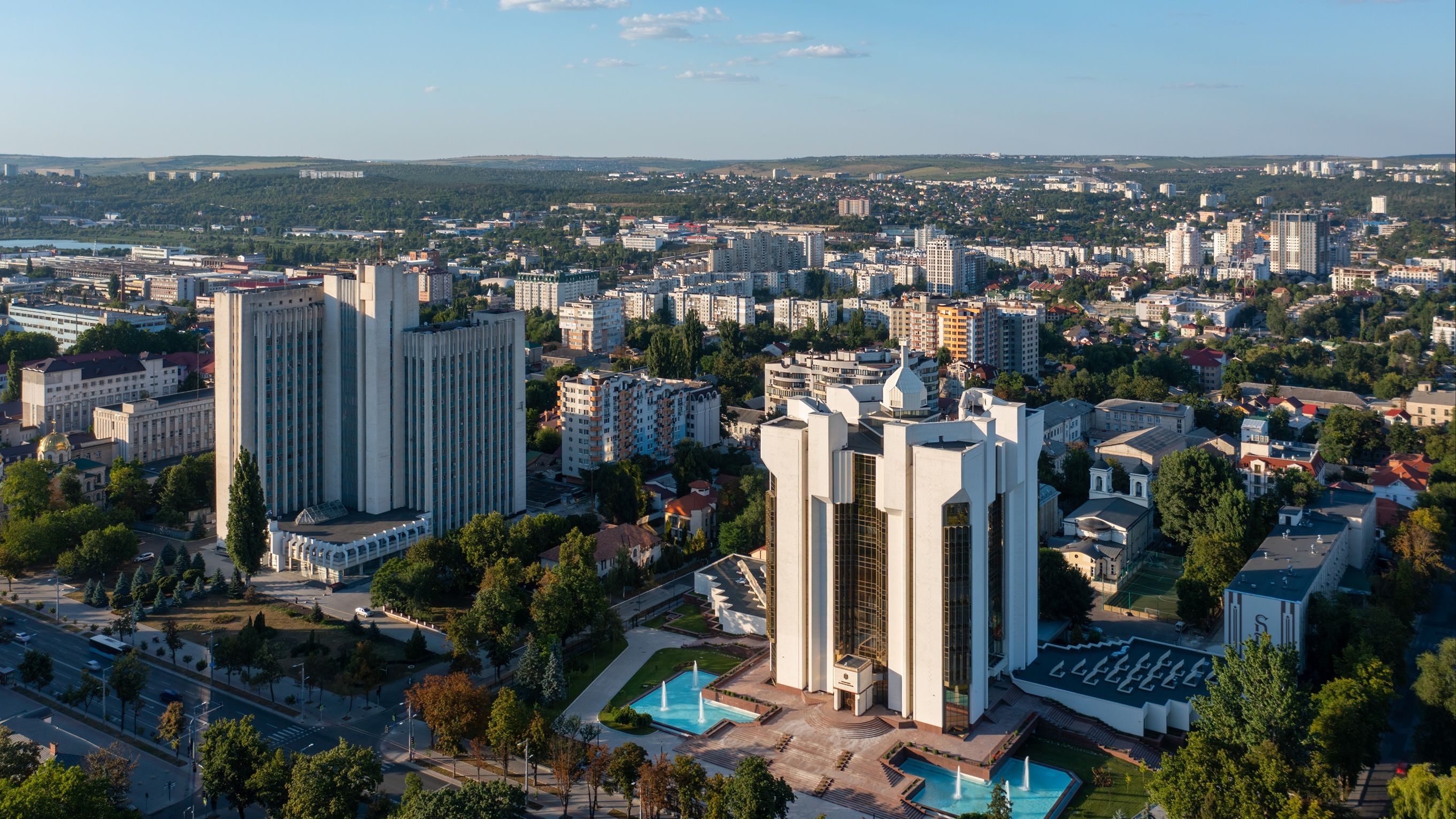 Românul pe care saudiții l-au angajat pentru construcția orașului de 500 mld. de dolari va moderniza transportul public din Chișinău