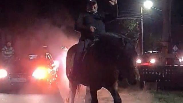 VIDEO: Un primar a sărbătorit călare pe un cal maro victoria la alegerile locale