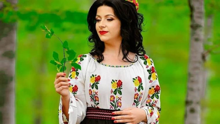 Tanara din Mehedinti care a spart granitele cu modele de costume populare