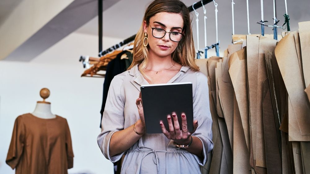 Un magazin românesc de haine promite salarii de 7.000 de lei pentru un vânzător: Cum arată fișa postului?