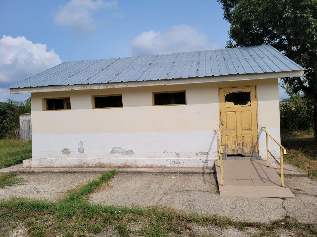 GALERIE FOTO: Cum ar fi ca toaletele din fundul curții să fie mutate în interiorul școlii? O aso - Imagine 3
