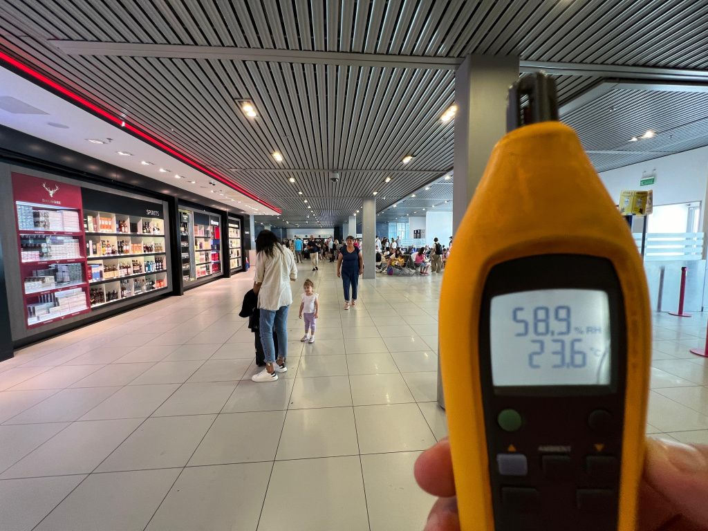 GALERIE FOTO: Se respiră din nou pe Aeroportul Henri Coandă. Sistemele de aer condiționat au fost - Imagine 4