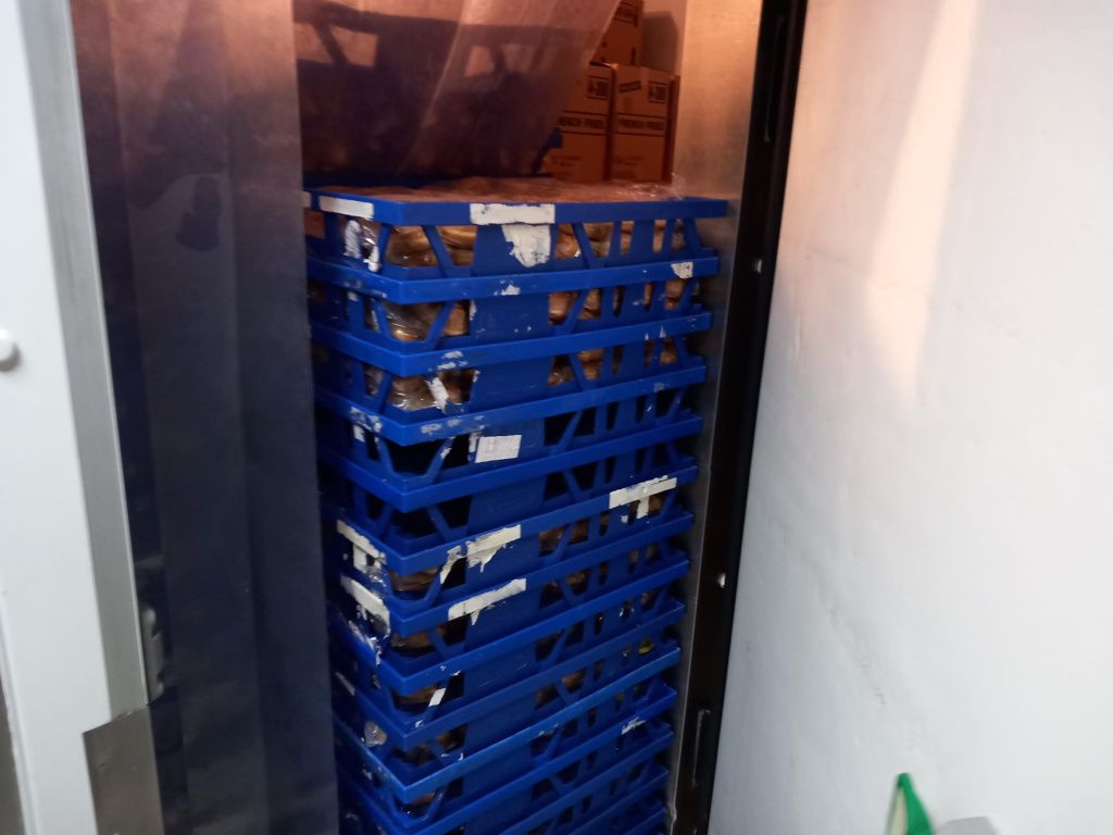 GALERIE FOTO: ANPC a închis restaurantul McDonald's din Gara de Nord, dar și mai multe patiserii - Imagine 8