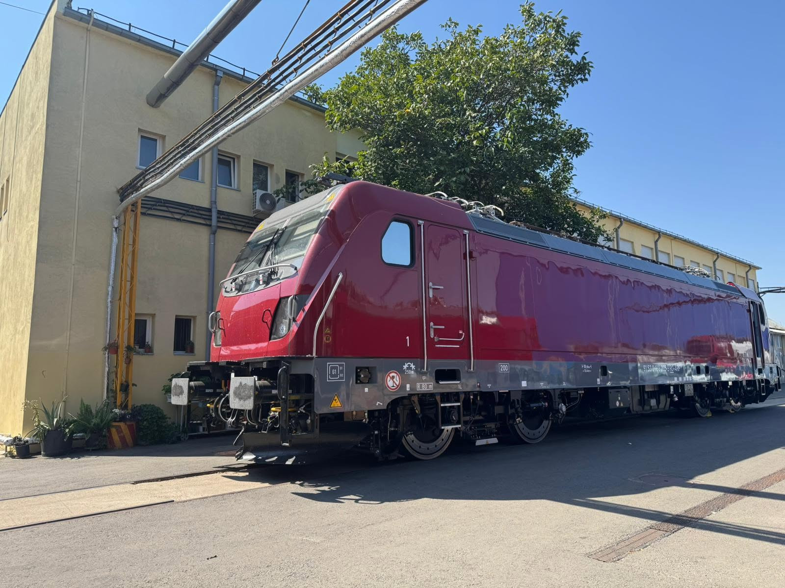 O locomotivă Alstom Traxx, gata să intre în utlizarea CFR Călători. De ce sunt controversate garniturile de milioane de euro