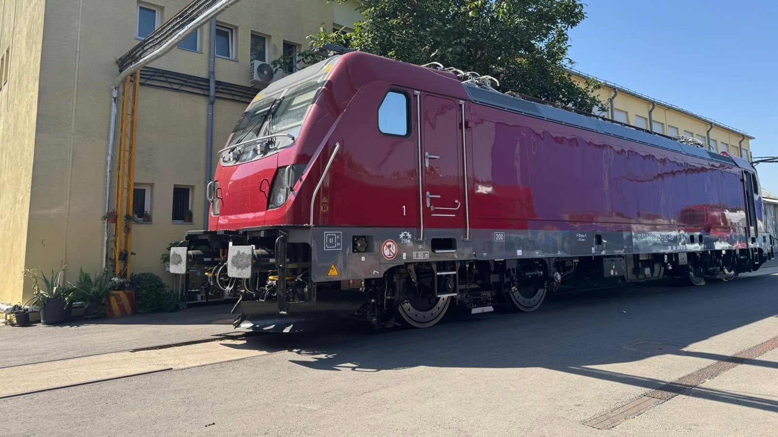 O locomotivă Alstom Traxx, gata să intre în utlizarea CFR Călători. De ce sunt controversate garniturile de milioane de euro