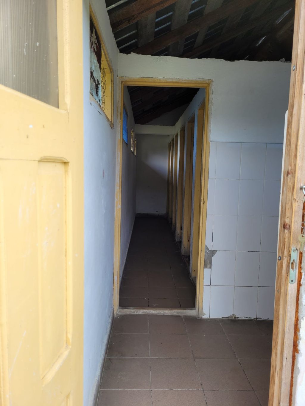 GALERIE FOTO: Cum ar fi ca toaletele din fundul curții să fie mutate în interiorul școlii? O aso - Imagine 9
