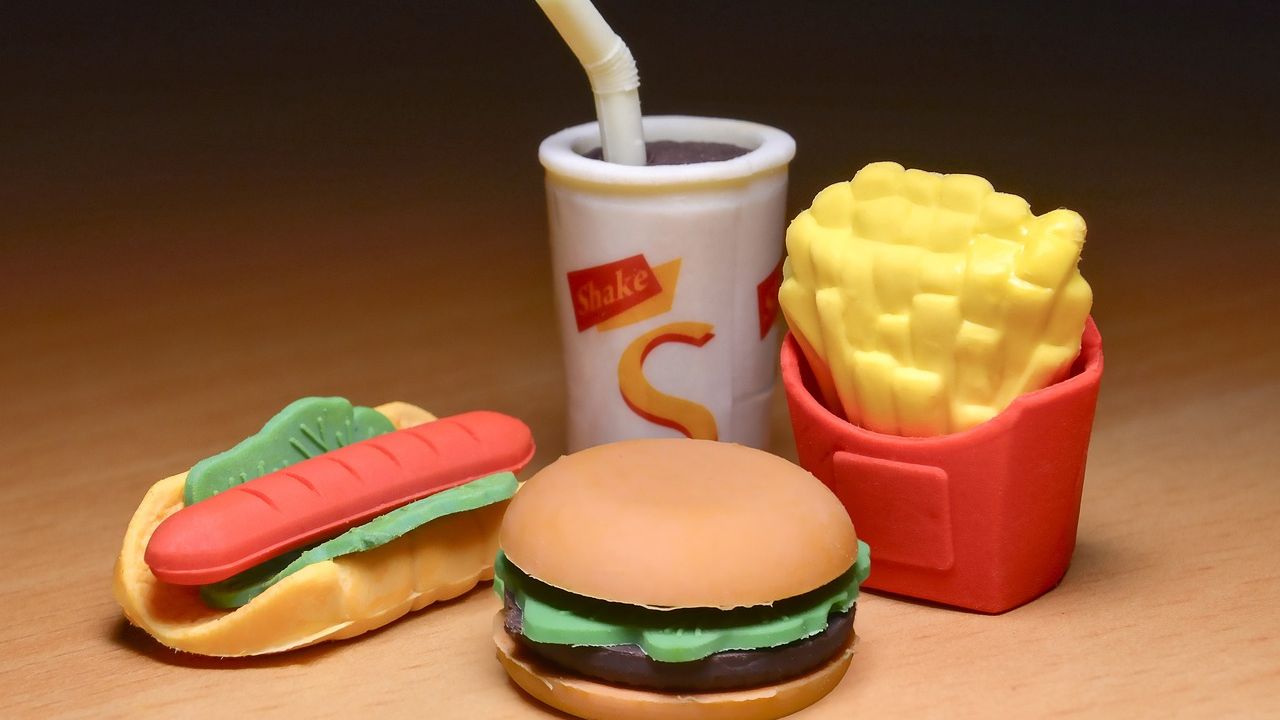 Un magazin a vândut din greșeală replicile din plastic ale unor produse de patiserie