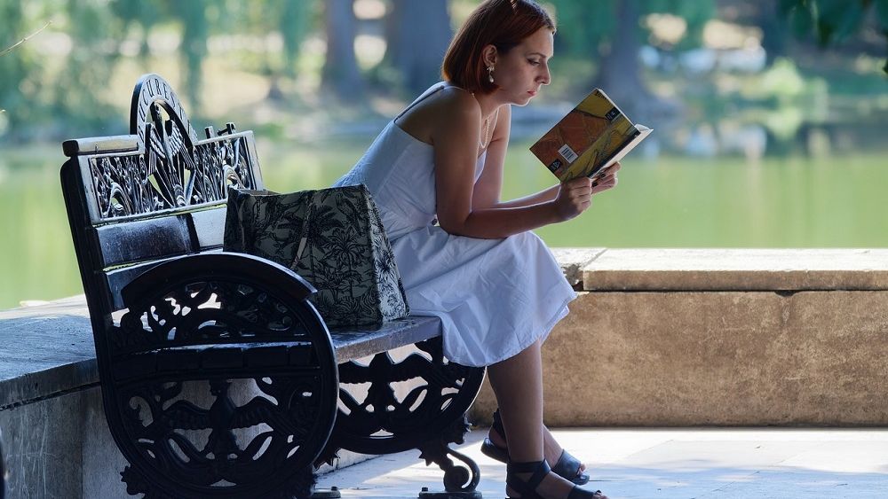 Top cărți citite de români în 2024. TikTok a readus la viață romanul unui mare clasic