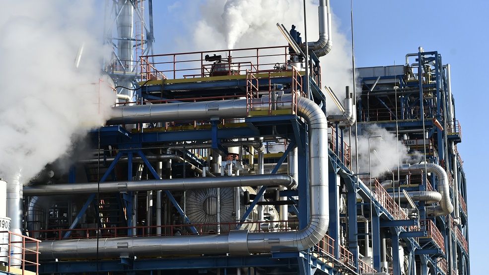 Iohannis retrimite în Parlament taxa pe care Petrom a reușit să o evite