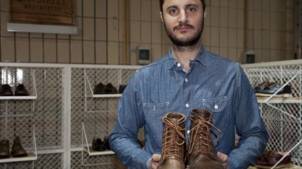 Lustruia ghetele in fiecare sambata in atelierul de cizmarie al tatalui sau. Acum face pantofi pentru staruri