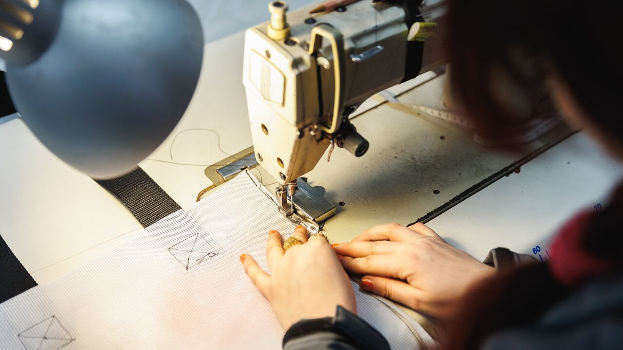 Fashion creat de persoane excluse și marginalizate în societate, din bannere și mesh-uri vechi