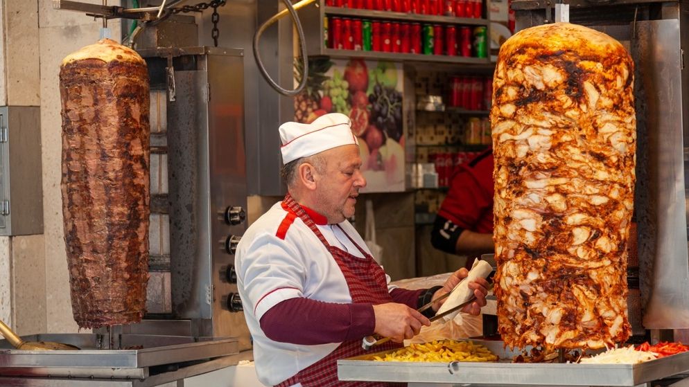 Câtă shaorma au cumpărat bucureștenii în 2022: Dristor și Băneasa, liderii unei piețe de peste 31 mil. euro