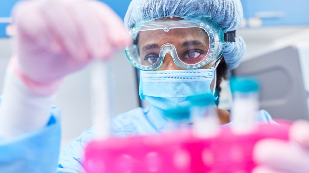 Un studiu a găsit tipare genetice care ar putea explica de ce unii tineri fac forme grave de COVID-19