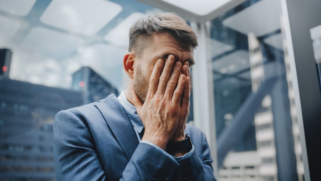 Haosul cauzat de căderea sistemelor IT se vede pe bursă: Scad puternic acțiunile companiei spre care mulți jucători o arată cu degetul