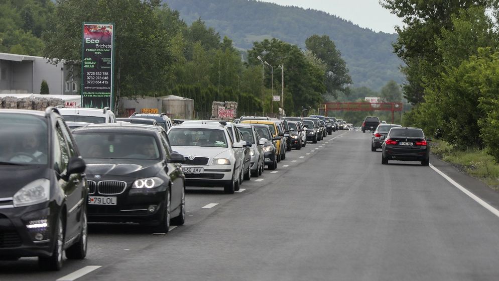 Trafic restricționat pe DN1: Terasamentul drumului s-a surpat