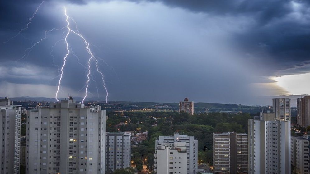 Avertizare meteo de vreme severă. Cod portocaliu și cod galben de furtuni în cea mai mare parte a țării