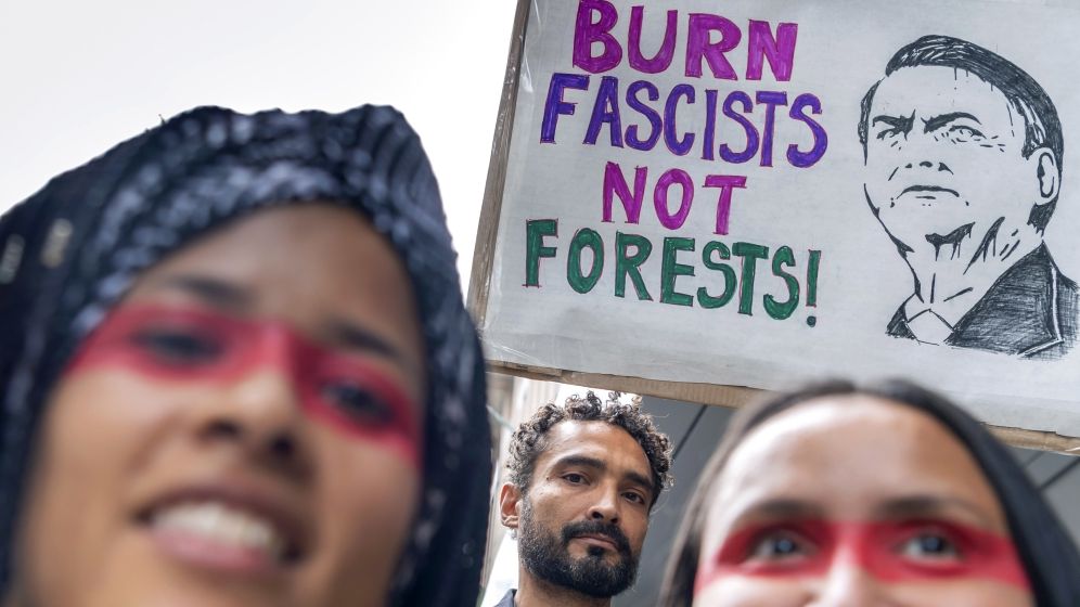 Amazon: In fata presiunii globale, presedintele Jair Bolsonaro ia in calcul trimiterea armatei pentru a stinge incendiile