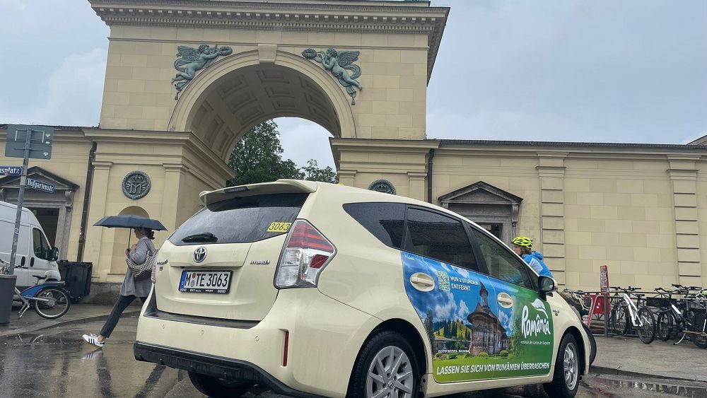 FOTO | Taxiurile nemților cheamă turiștii străini în România: cum arată mesajele de pe mașini