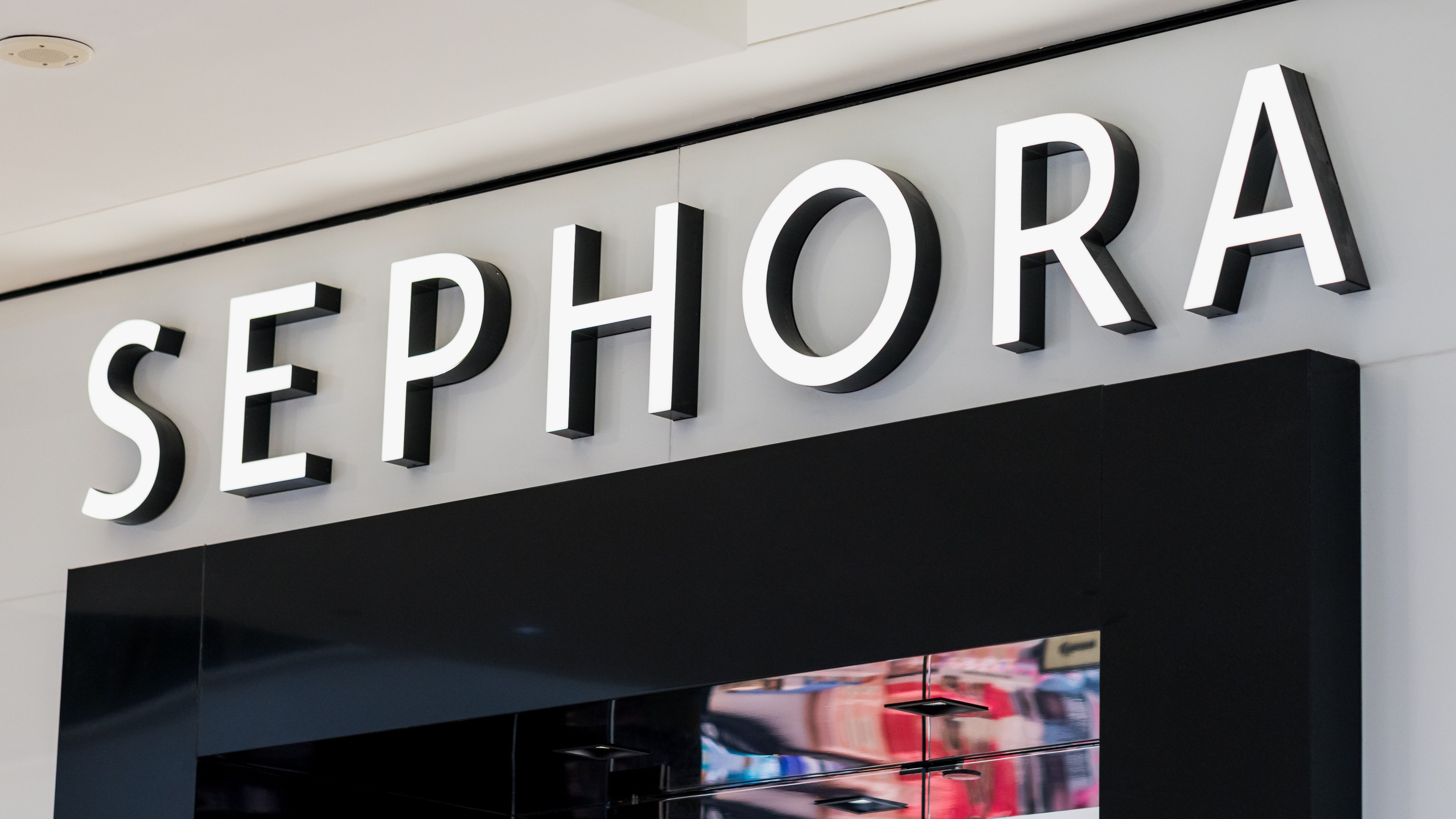Autoritățile italiene investighează Benefit și Sephora pentru folosirea influencerilor în promovarea unor produse nepotrivite minorilor
