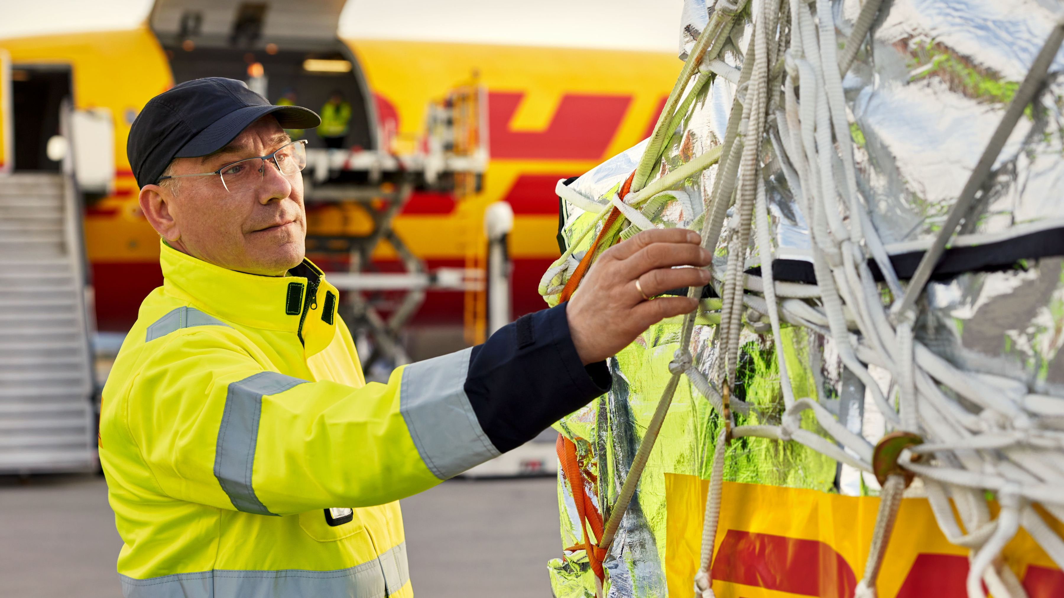DHL Express crește capacitatea de transport aerian: cumpără opt noi aeronave cargo de tip Boeing 777