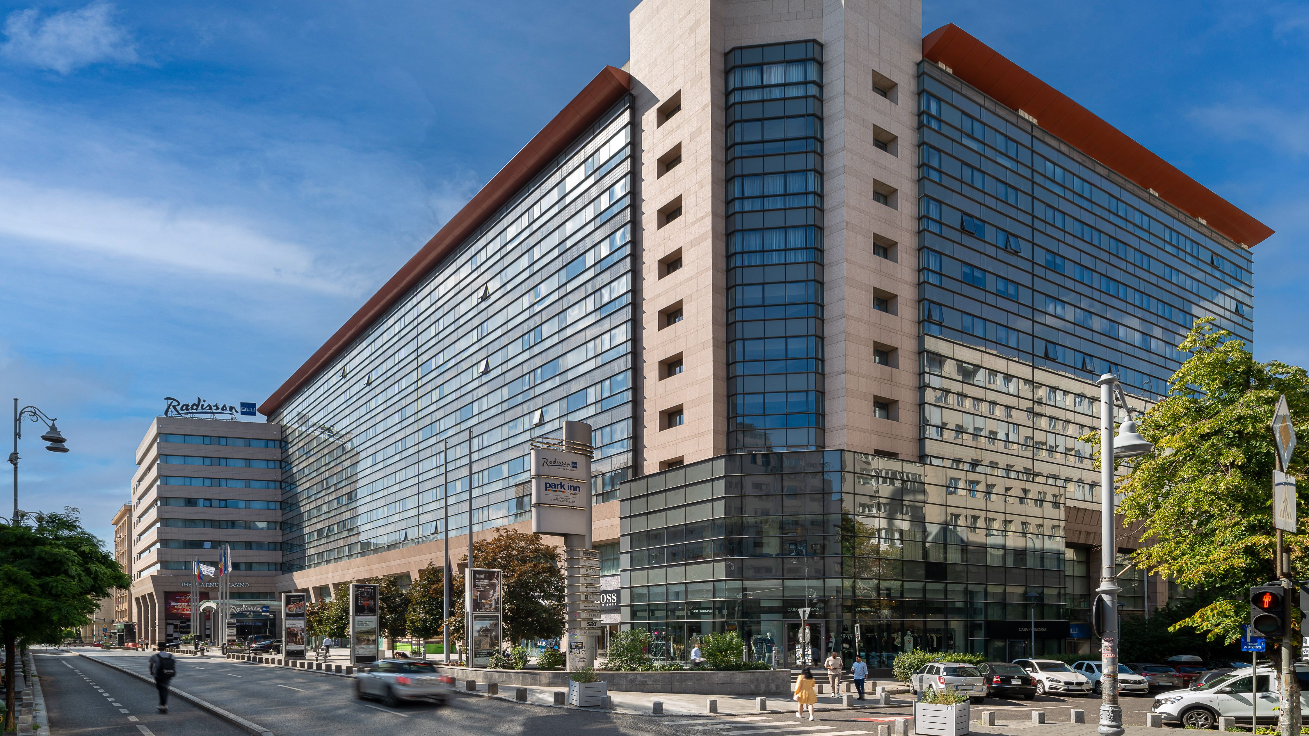 Cazare de cinci stele în plină stradă. Radisson Blu Hotel ”scoate” o cameră pe Calea Victoriei și aduce experiența premium la Străzi Deschise