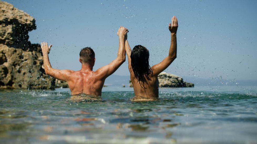 Se mai poartă plajele de nudiști? Da, dacă știi să respecți regulile. Unde sunt astfel de plaje în România, Grecia și Bulgaria