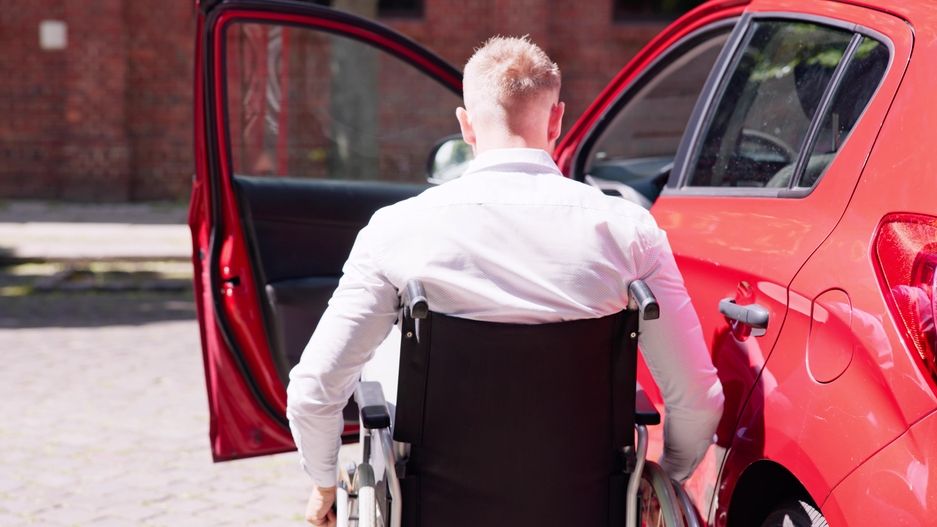 Lege: Persoanele cu dizabilități nu vor mai trebui să plătească taxa de omologare la RAR