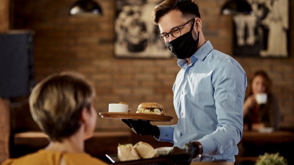 Arafat explică de ce angajații restaurantelor pot munci nevaccinați, în vreme ce clienții nu au voie fără certificat
