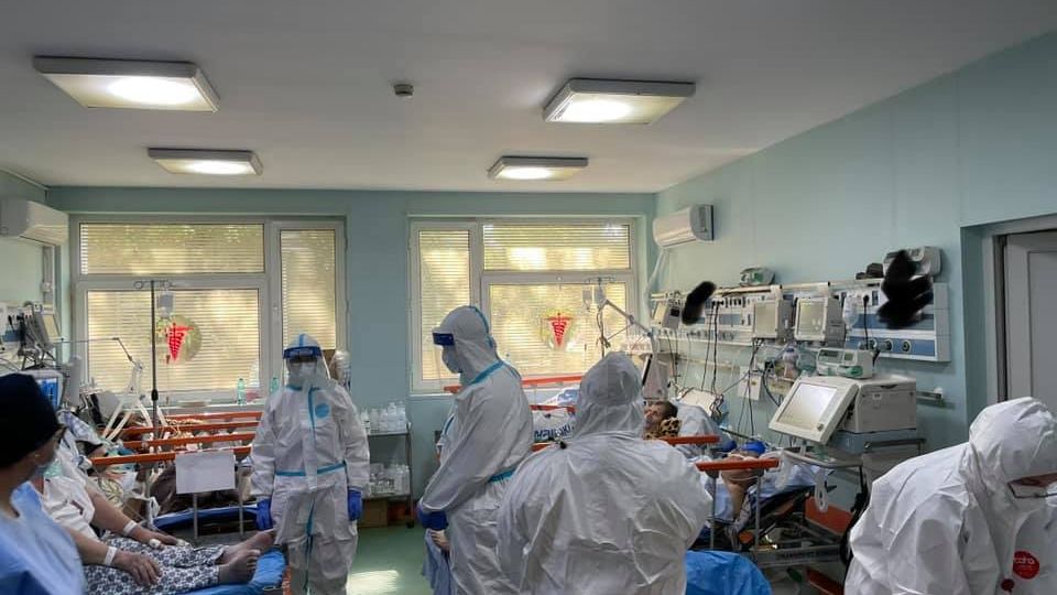 Când ar putea scădea numărul de cazuri de COVID în România? Răspunsul unui medic infecționist