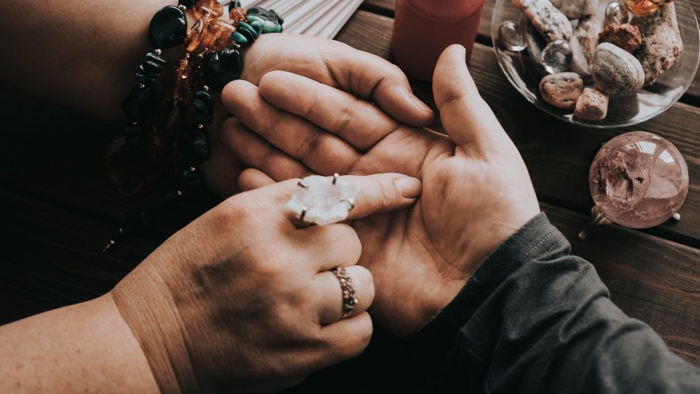 Reuters: Cum isi atrag vrajitoarele romance clienti pe internet