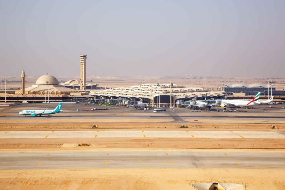 Aeroportul din Riad, lovit de un atac atribuit rebelilor Houthi. Sute de răniți, zboruri anulate și reacție de la Trump