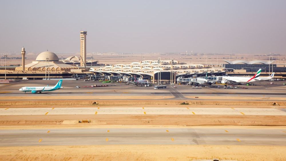 Aeroportul din Riad, lovit de un atac atribuit rebelilor Houthi. Sute de răniți, zboruri anulate și reacție de la Trump